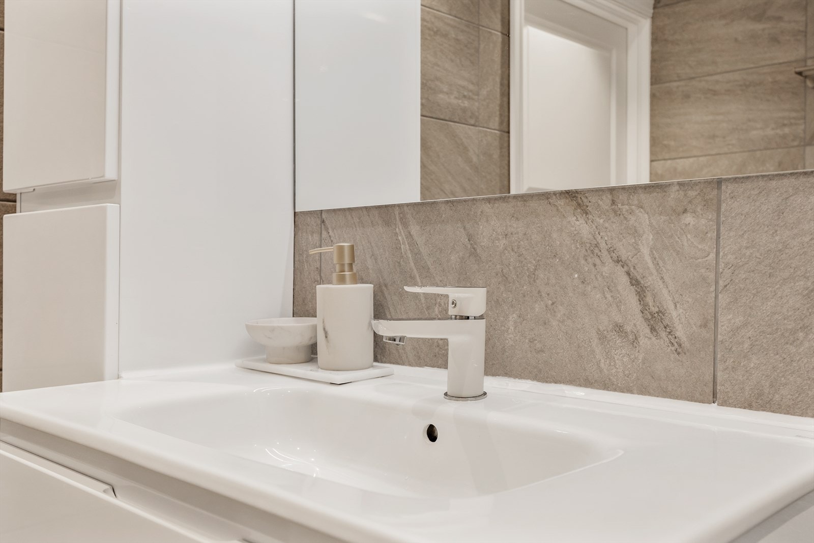 Moderne servant med ettgreps blandebatteri og god avlastningsplass. Galleribilde