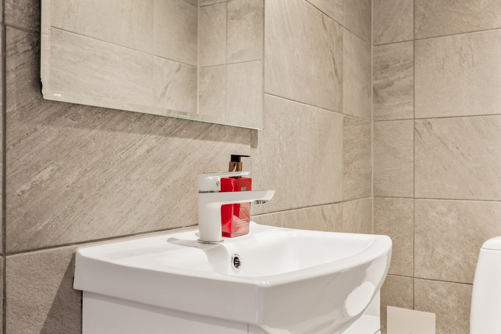 Rommet er helfliset med servant og vegghengt toalett. Galleribilde