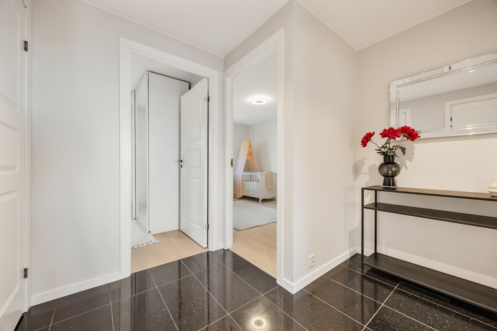 Fra entreen er det adkomst til leilighetens øvrige rom. Galleribilde