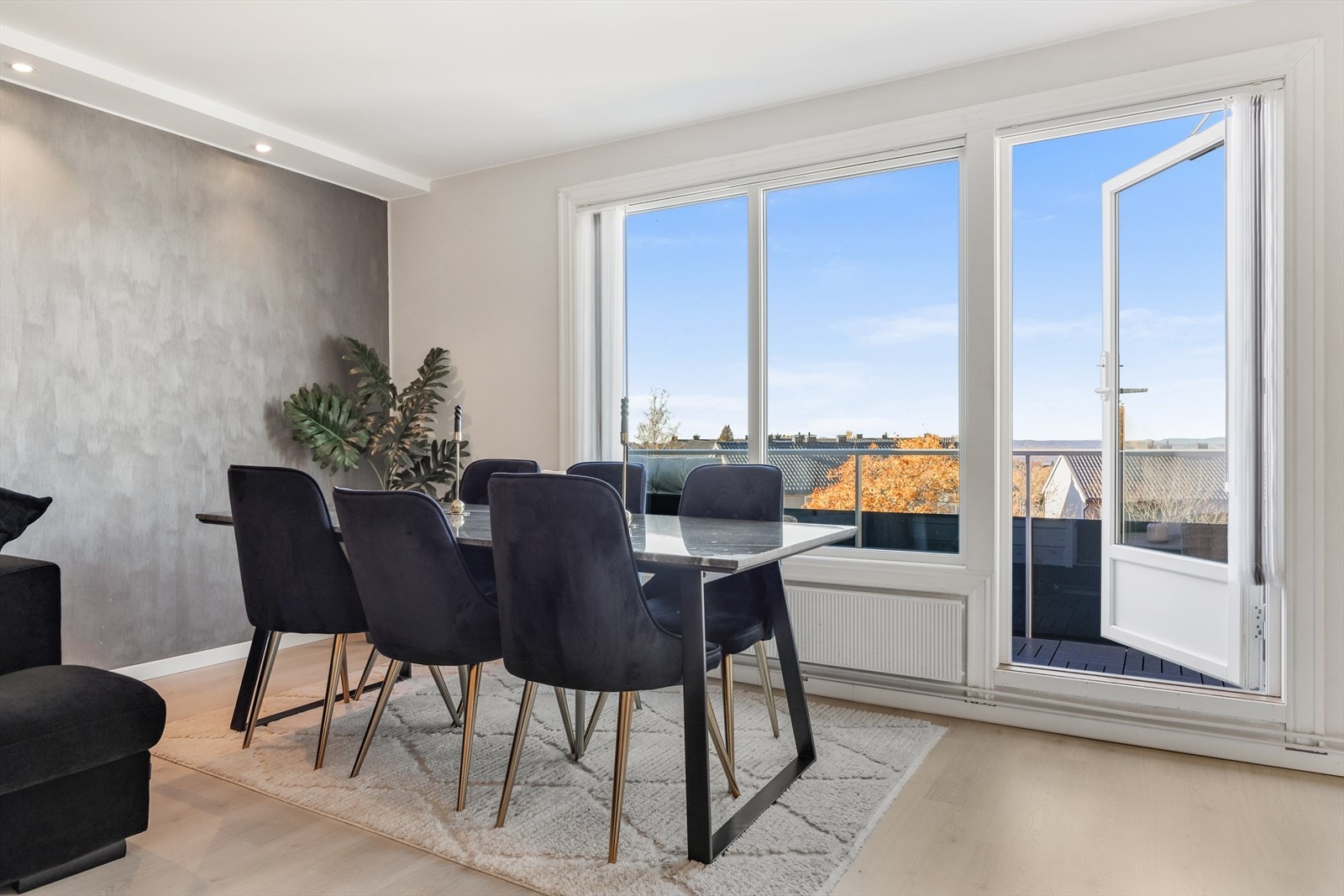 Fra spiseplassen er det direkte utgang til balkongen. Galleribilde