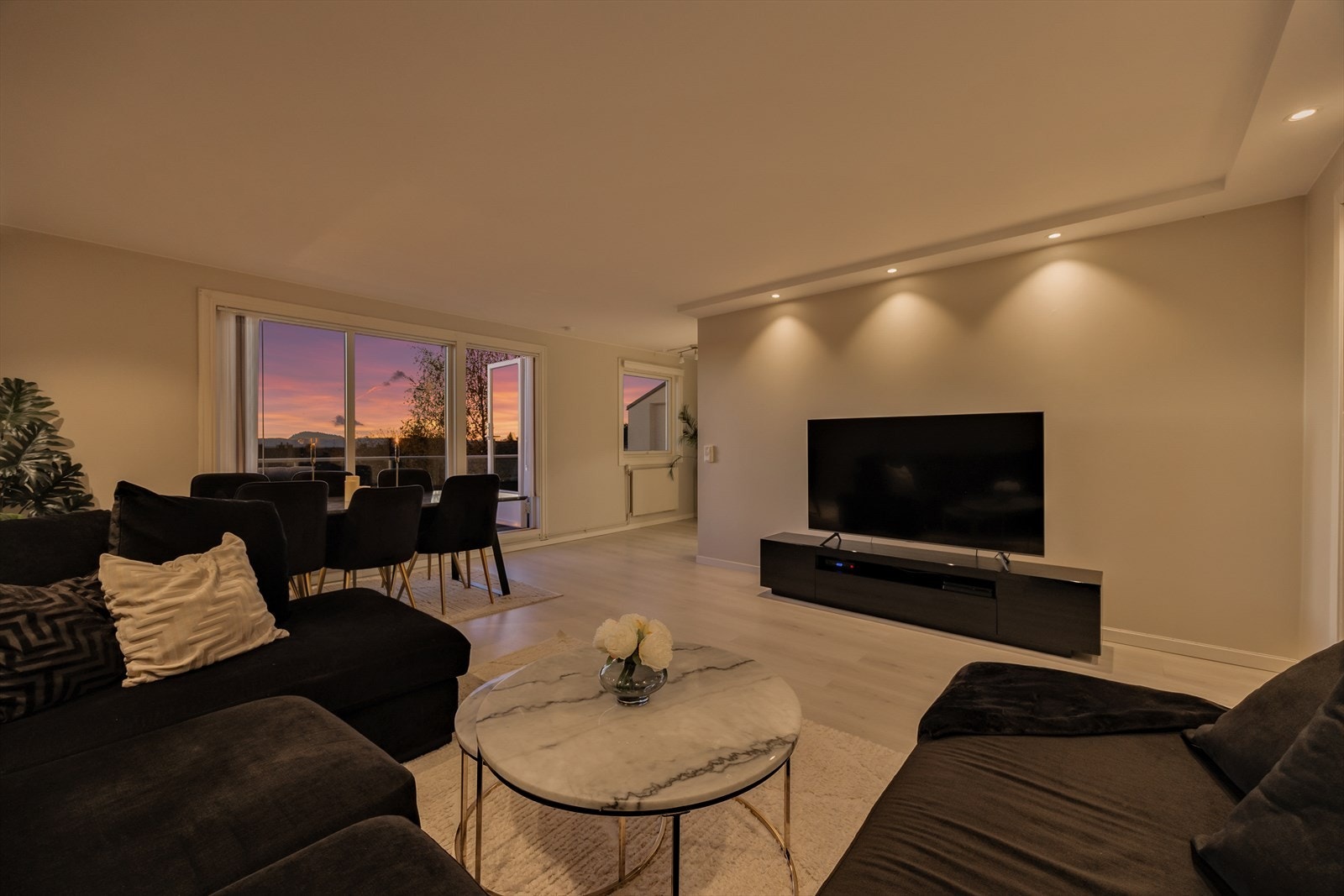 Utsikten fra stuevinduene er en kvalitet ved boligen, uansett tid på døgnet. Galleribilde