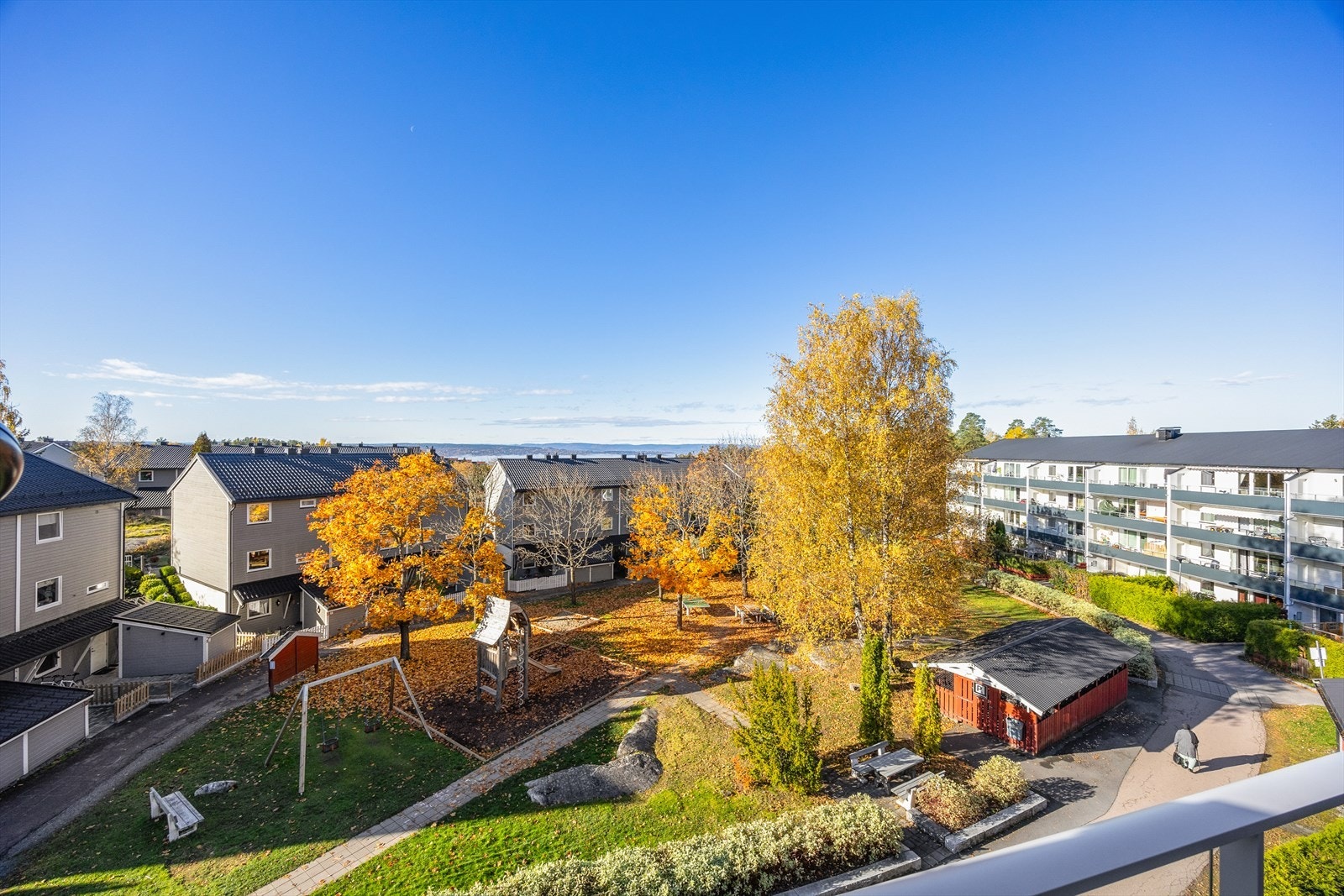 Boligen ligger i et etablert og rolig boligområde på Øvre Prinsdal, ideelt for familier. Galleribilde