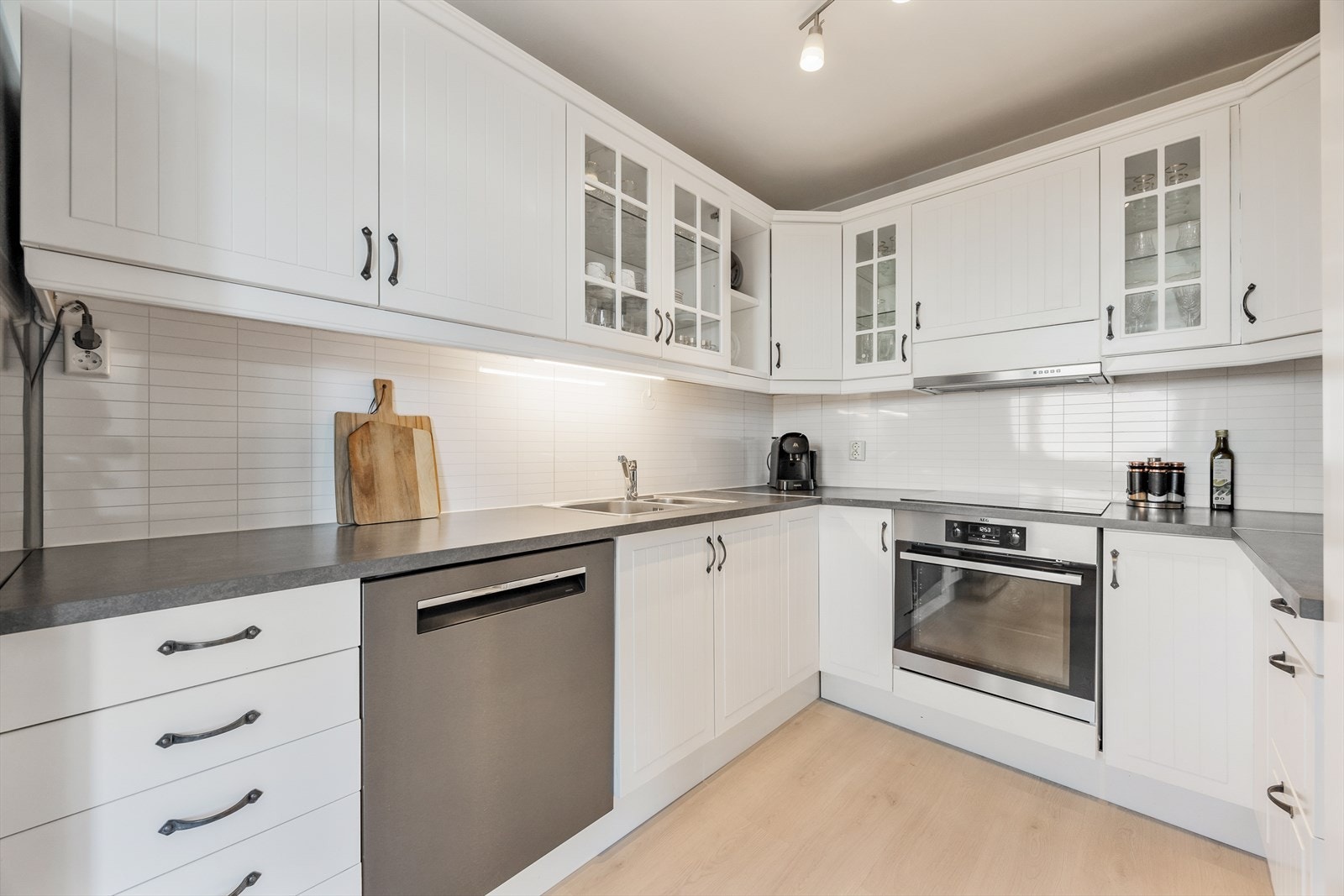 Kjøkkenet har godt med arbeids- og lagringsplass. Galleribilde