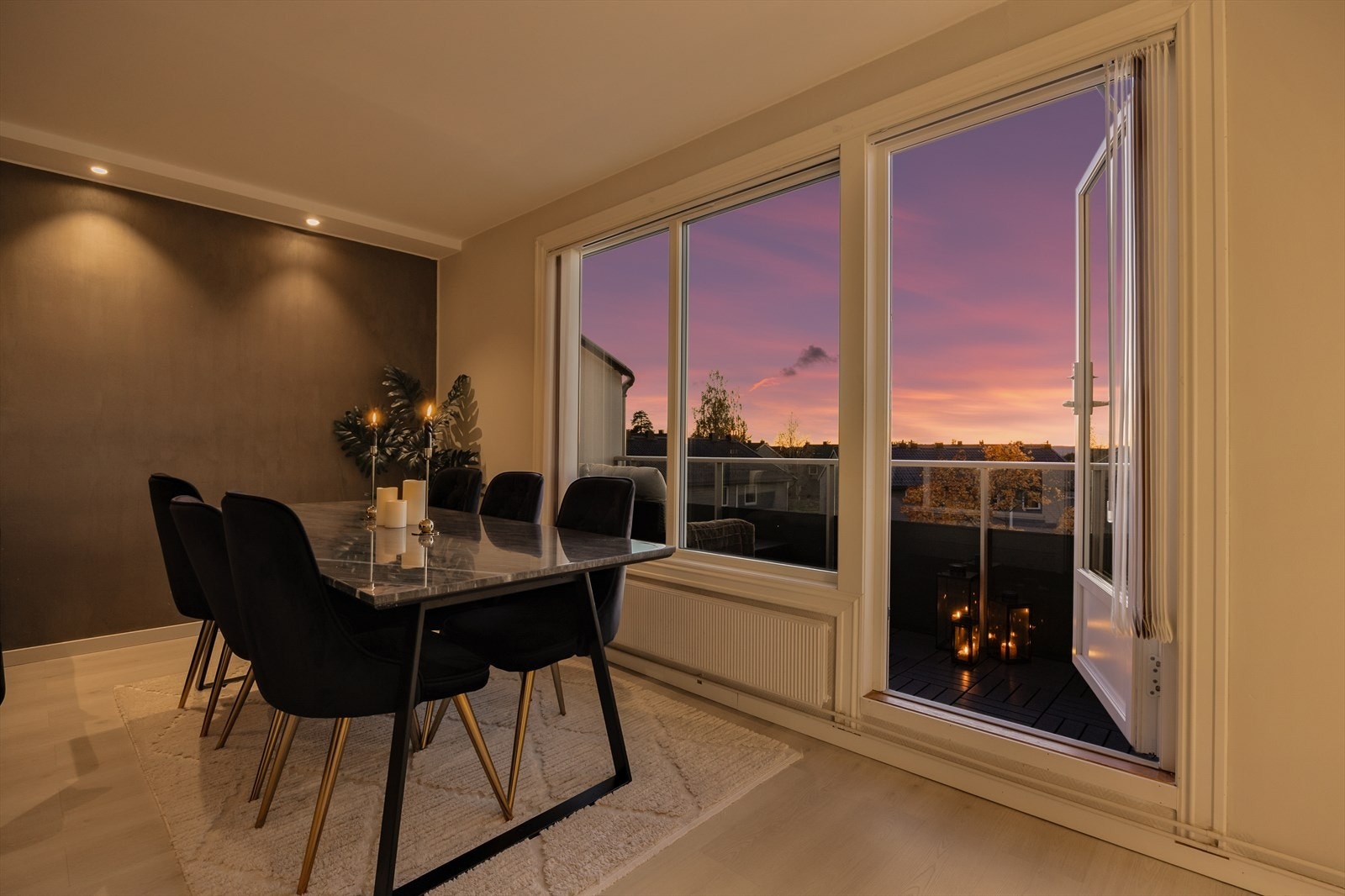 På kvelden blir balkongen en stemningsfull forlengelse av stuerommet. Galleribilde