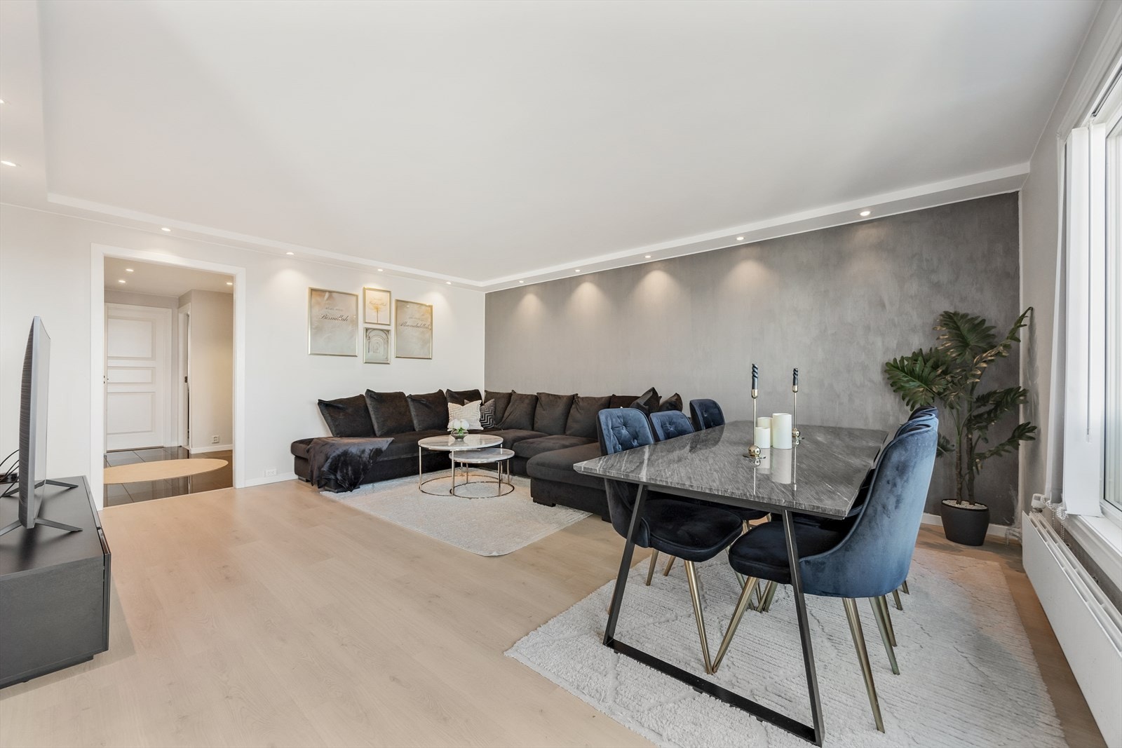 Den åpne planløsningen binder stue og spisestue sammen på en fin måte. Galleribilde