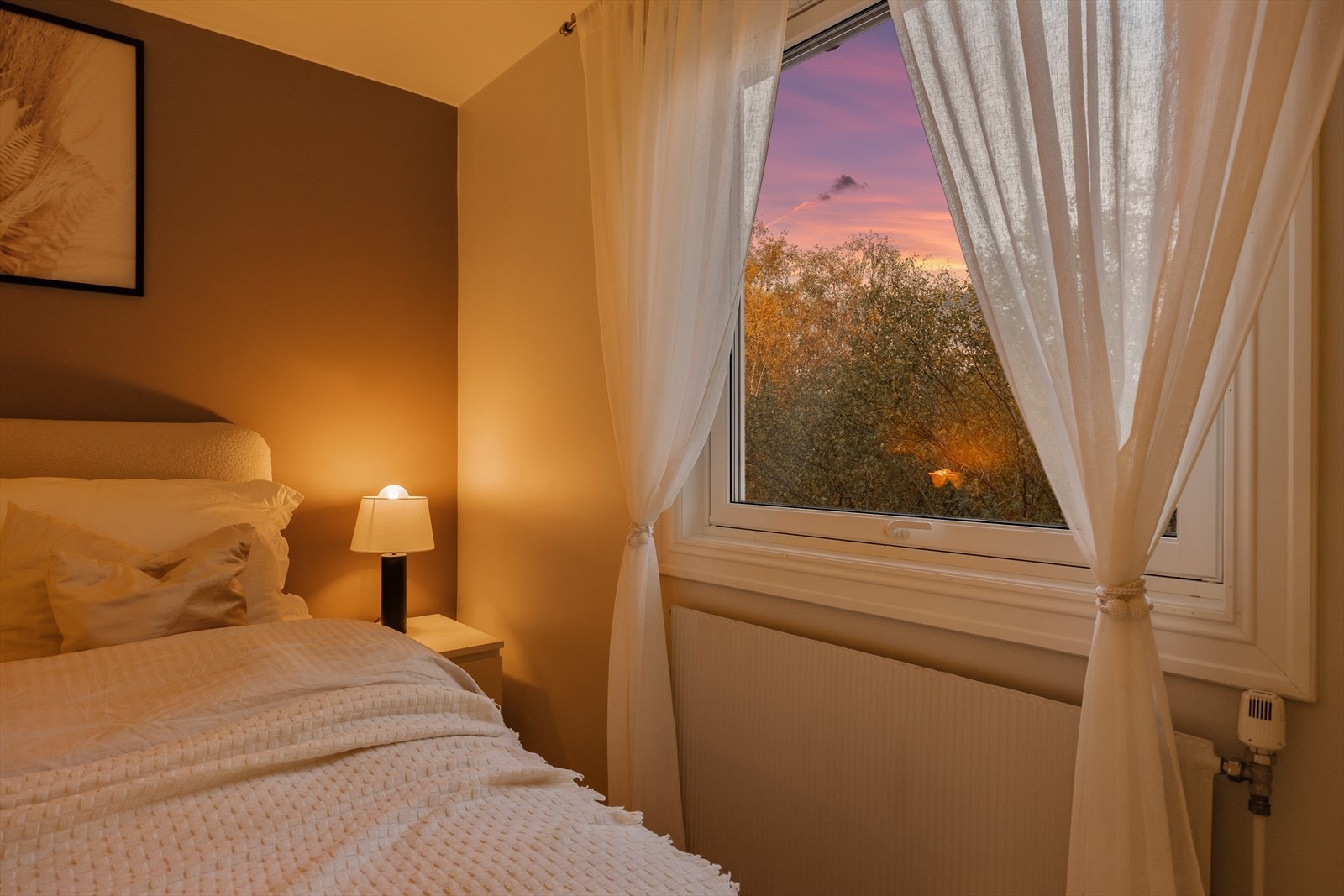 Vinduet rammer inn utsikten og slipper inn lys. Galleribilde