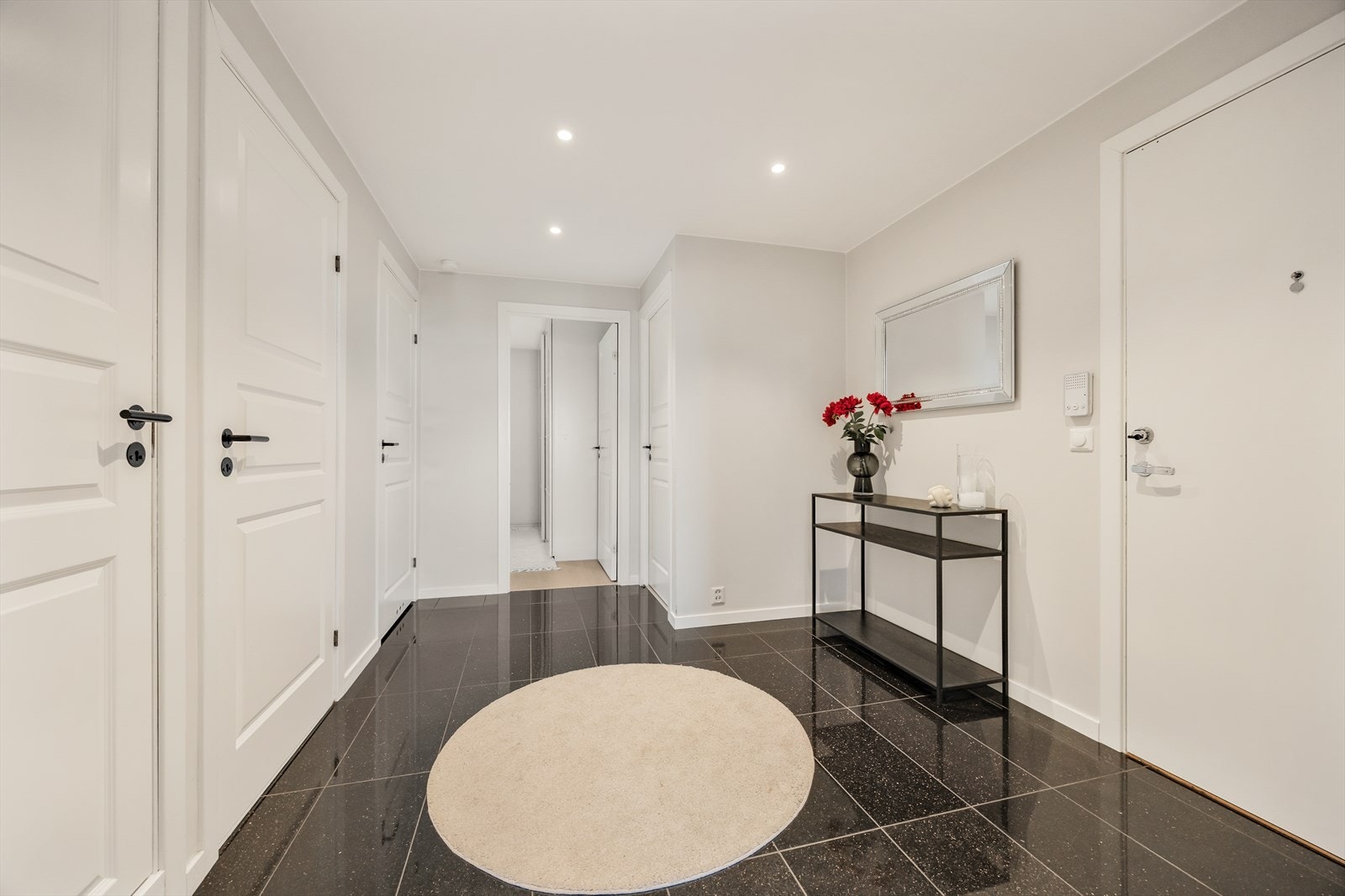 Gangen er romslig med downlights i taket og gir et godt førsteinntrykk. Galleribilde