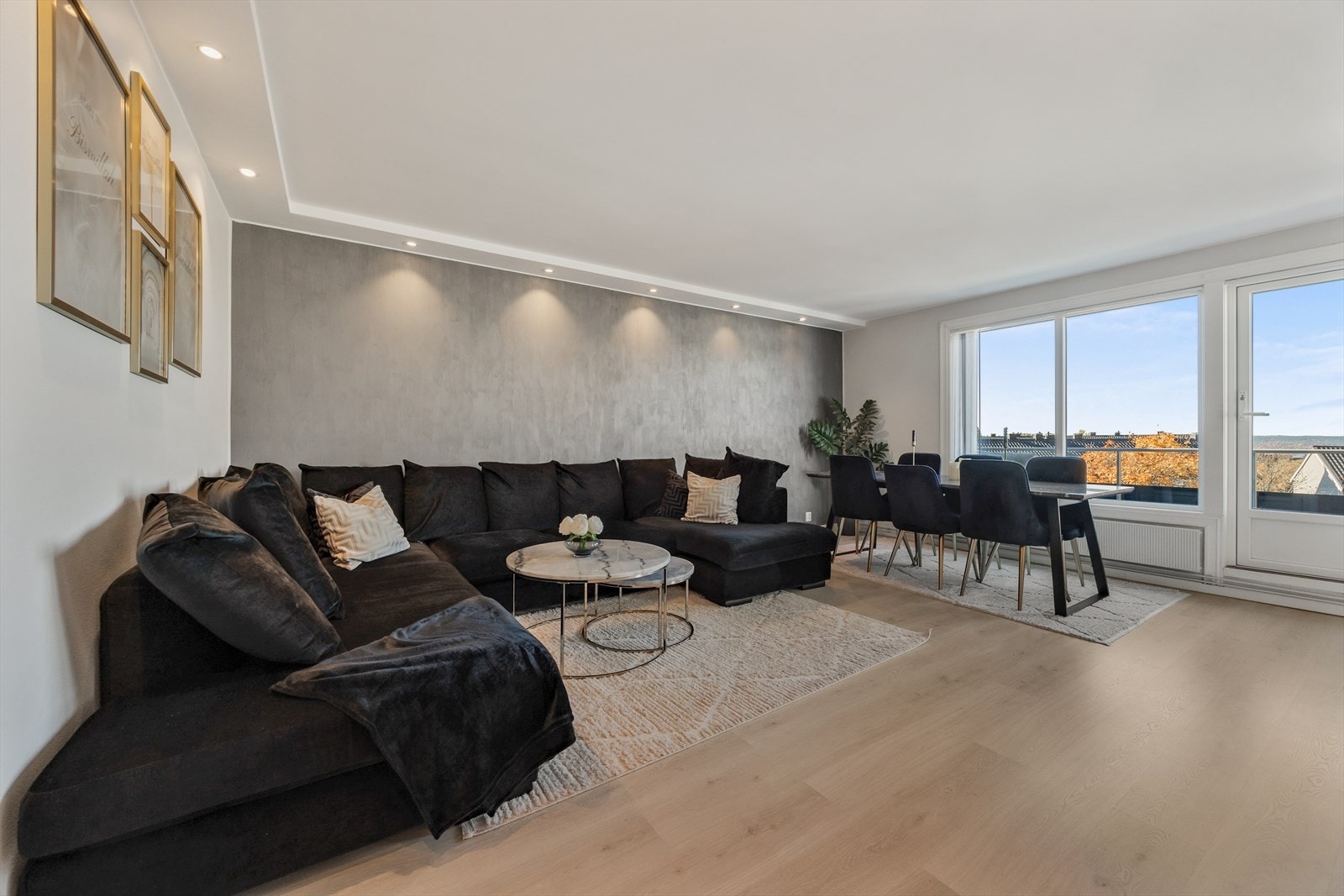 Stuen er meget romslig med stilig kontrastvegg. Galleribilde