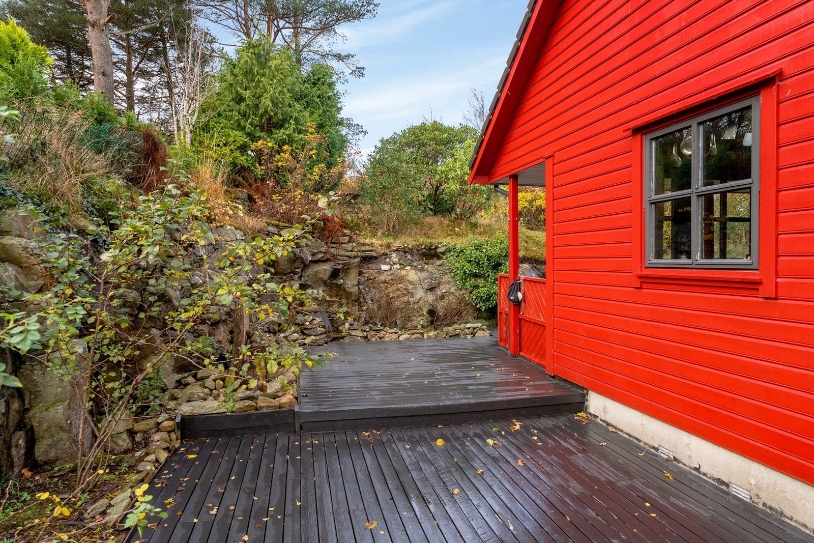 Stor terrasse legger til rette for å nyte tilværelsen. Galleribilde