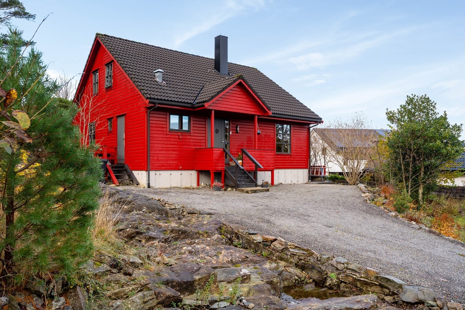 Gruset innkjørsel og gårdsrom. Galleribilde