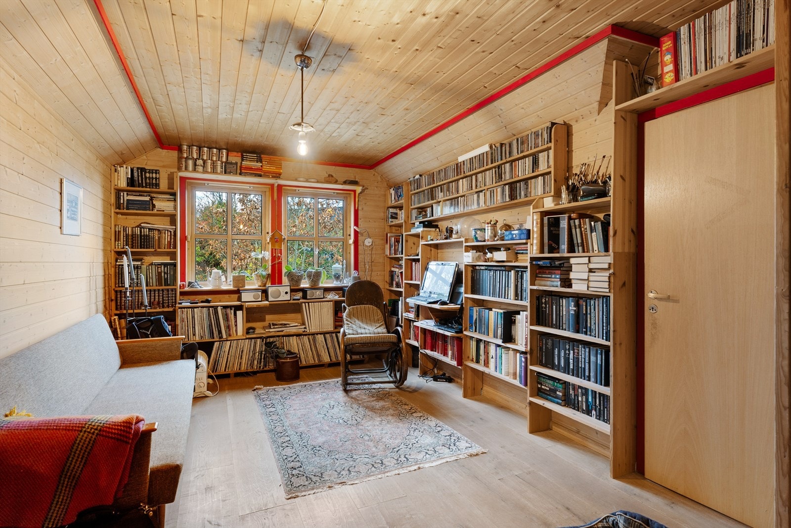 Loftstue med en-stavs parkett på gulvene. Galleribilde
