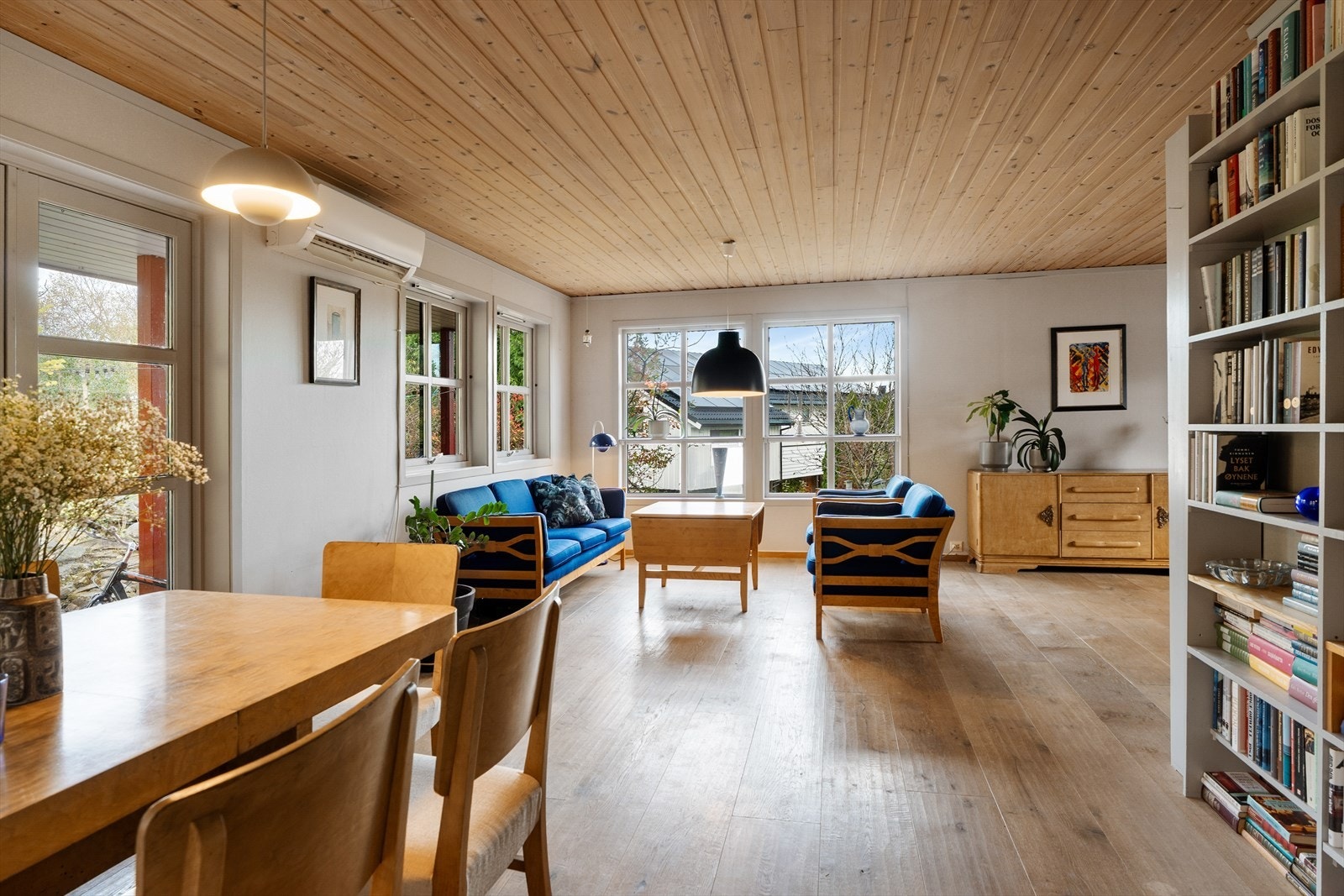 Lys og innbydende stue med store vindusflater som slipper inn rikelig med dagslys. Galleribilde