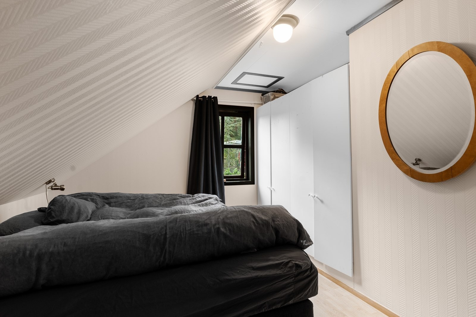 Det er 3 soverom i loftetasjen. Soverom 1 med god garderobe plass. Galleribilde