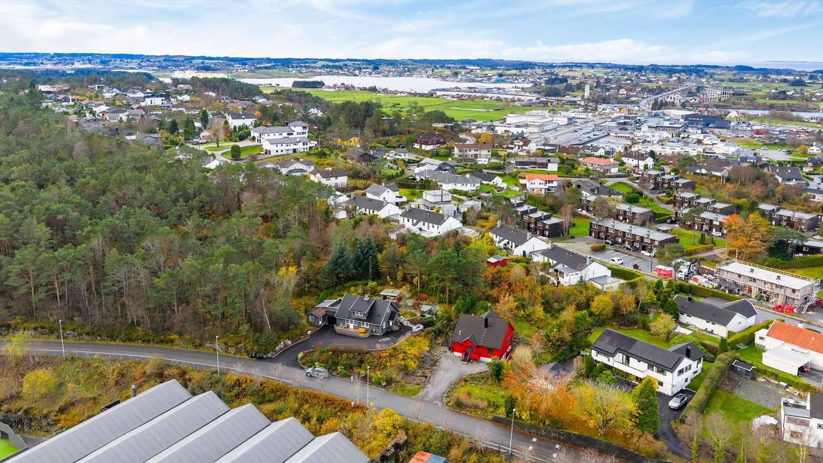 Rett nedenfor Norheimskogen finner en Oasen Storsenter med en rekke butikker, treningssenter, tannlege og legekontor. Galleribilde