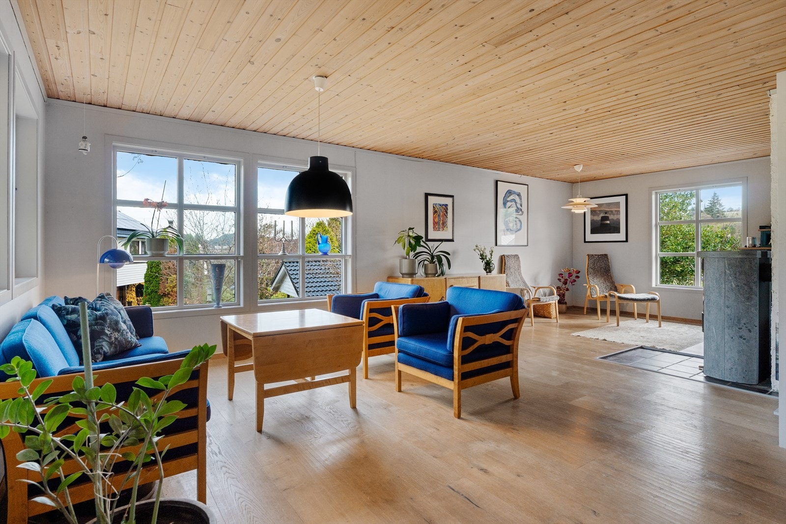 Det er lagt flott en-stavs parkett på gulv i stuen i 2018. Galleribilde