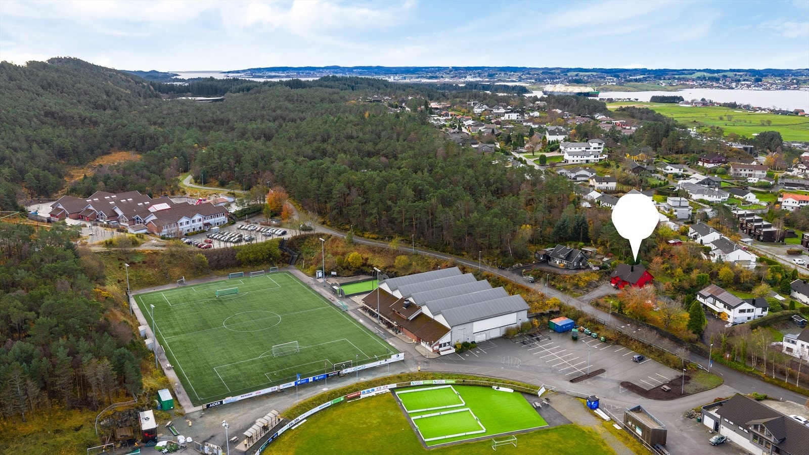 Flotte turområder, idrettsanlegget til Sportsklubben Nord og Norheim barneskole like utenfor egen dørstokk. Galleribilde
