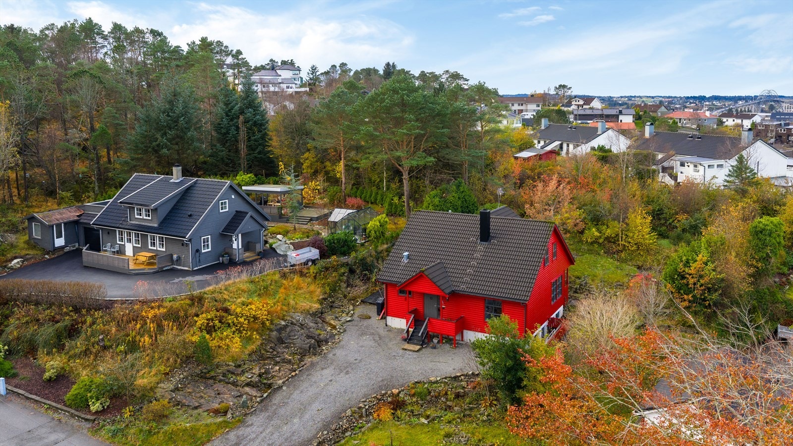 Gruset innkjørsel og gårdsrom. Galleribilde