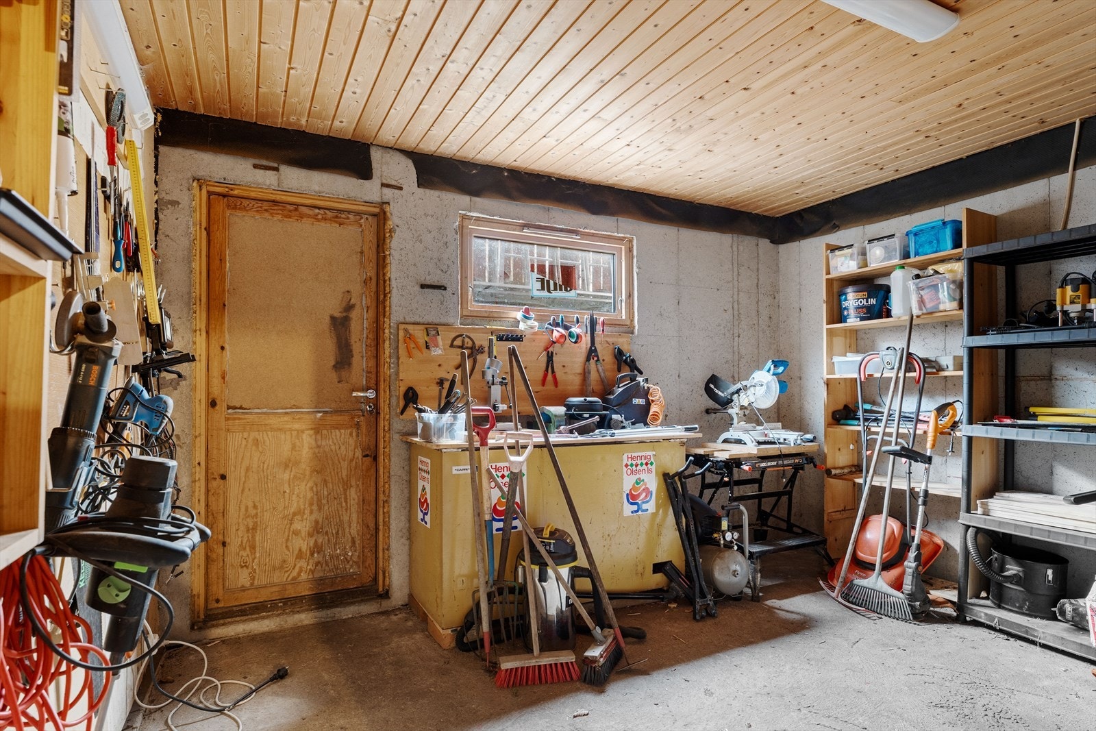 Verkstedbod mot nord i etasjen med bi-inngang. Galleribilde