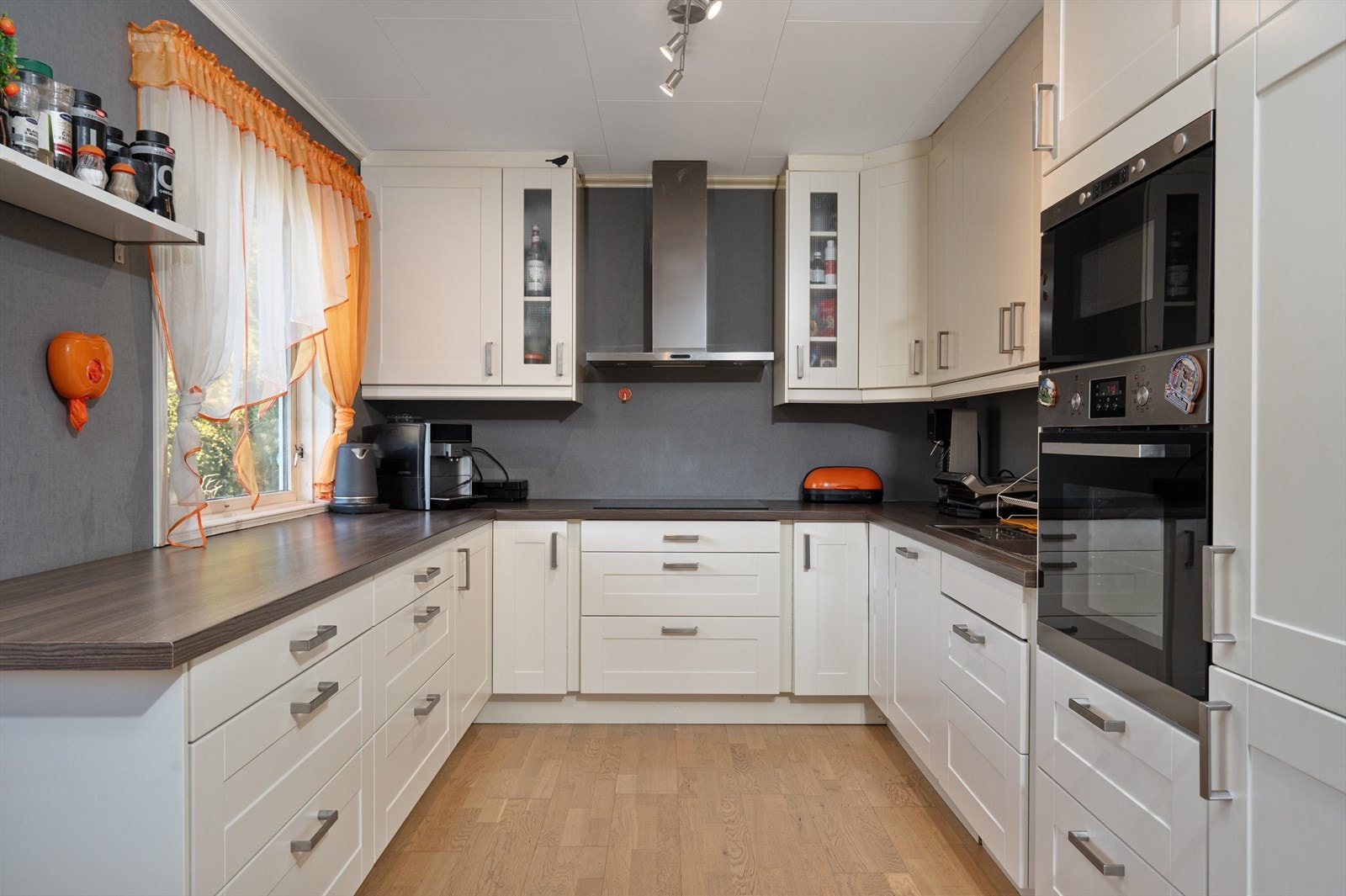 Kjøkkenet har god skap- og benkeplass samt integrerte hvitevarer. Galleribilde