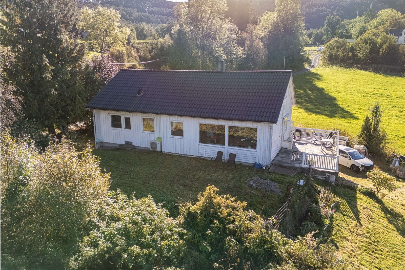 Det er et hyggelig uteområde med vestvendt terrasse og hage. Galleribilde
