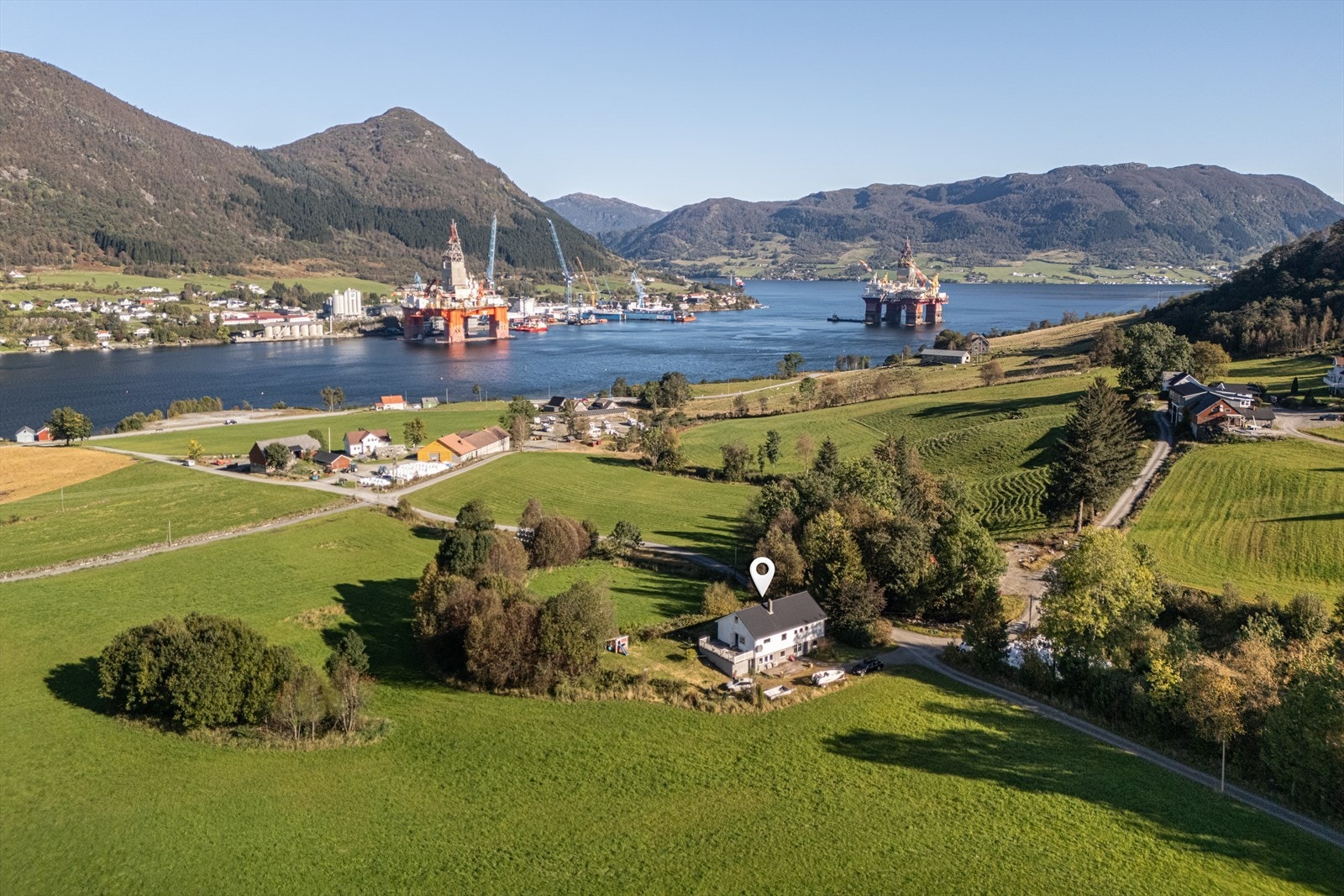 Eiendommen har en landlig og usjenert beliggenhet i Ølensvåg. Det er nærhet til blant annet skole, barnehage, butikk og Ølen med dens fasiliteter. Galleribilde