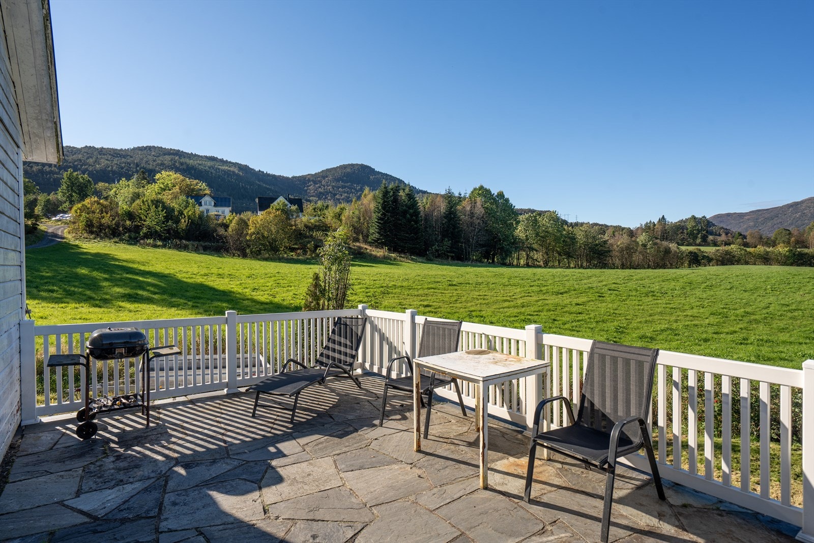 Terrasse mot vest i naturskjønne omgivelser, hvor en har god plass til utemøbler. Galleribilde