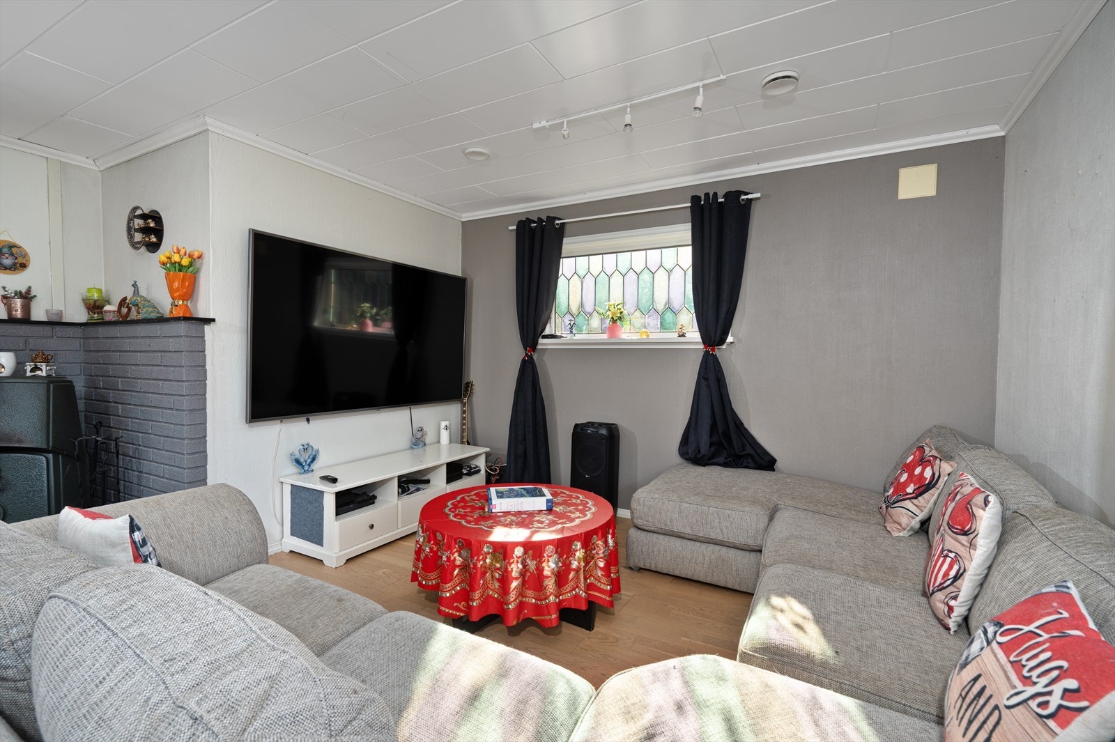 Vedovn og varmepumpe i stuen for behagelig temperatur. Galleribilde