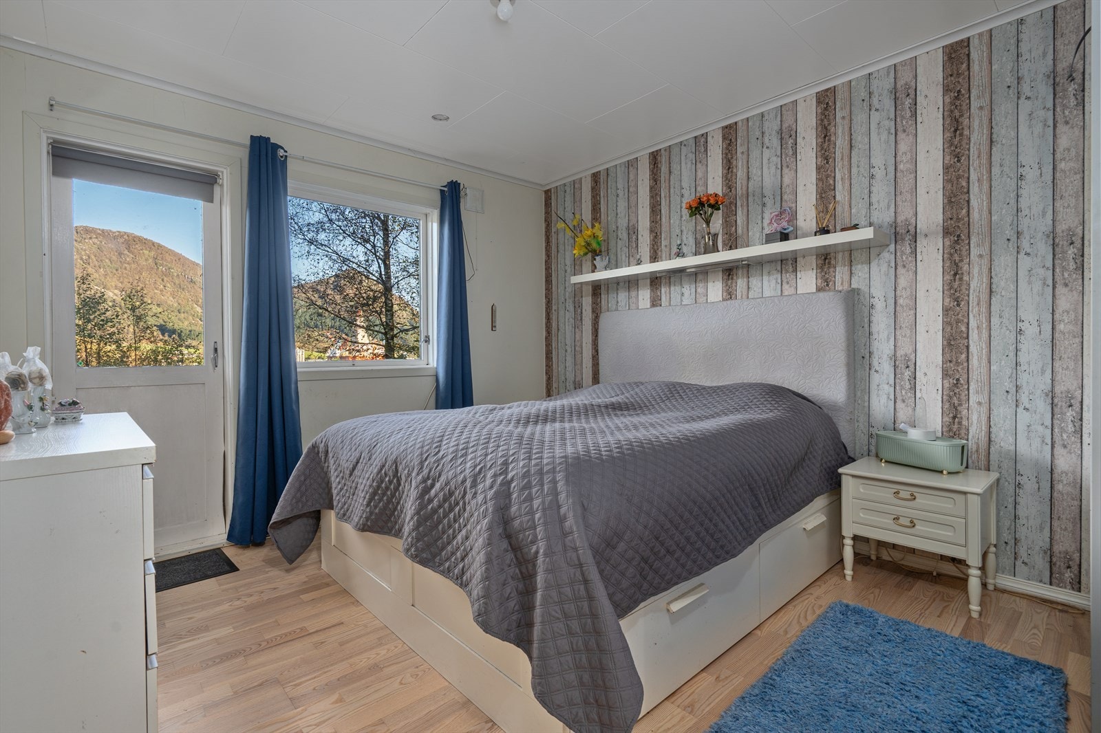 Hovedsoverom med god plass til dobbelseng og garderobe. Fra rommet er det utgang til hage. Galleribilde