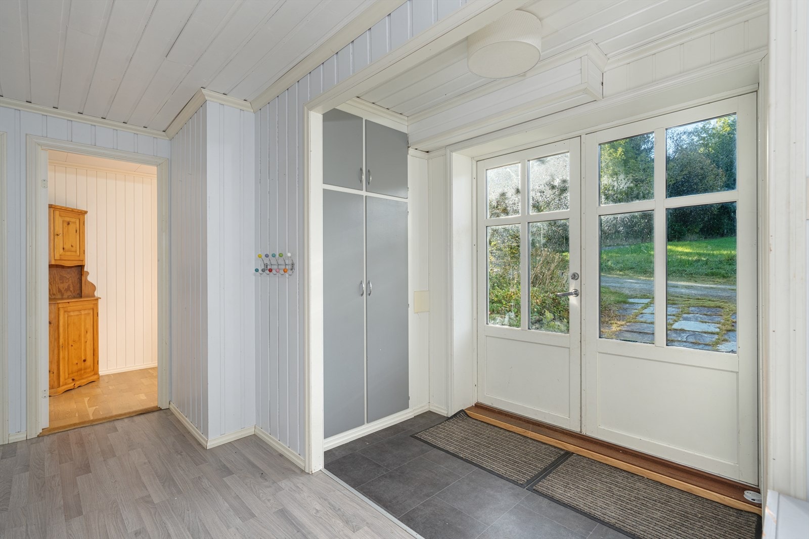 Velkommen inn til en lys og romslig gang med gode muligheter for oppbevaring av yttertøy og sko. Innebygd garderobeskap ved inngangspartiet. Galleribilde