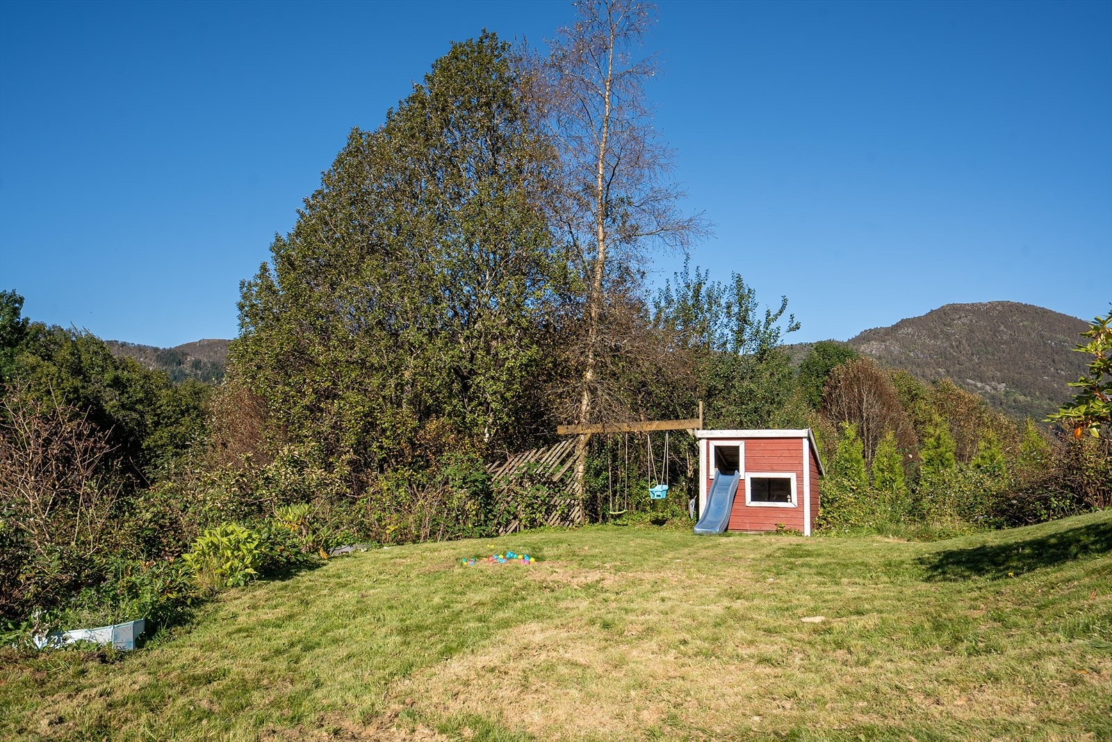 Eiendommen har et hyggelig uteområde som passer perfekt for både små og store. Galleribilde