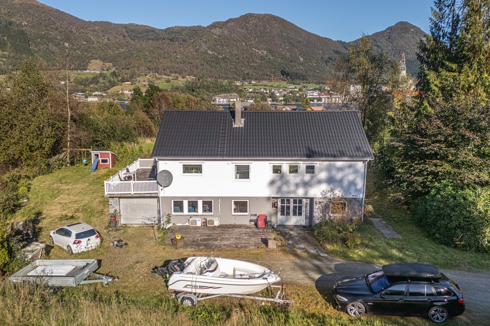 Eiendommen har gode parkeringsmuligheter i garasje og på gårdsplass. Galleribilde