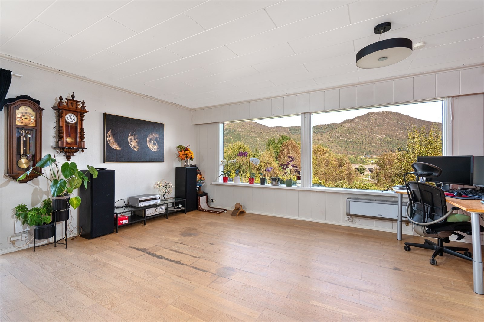 Lys og luftig stue med store vindusflater som gir naturlig lysinnslipp og lar en nyte utsikten. Galleribilde