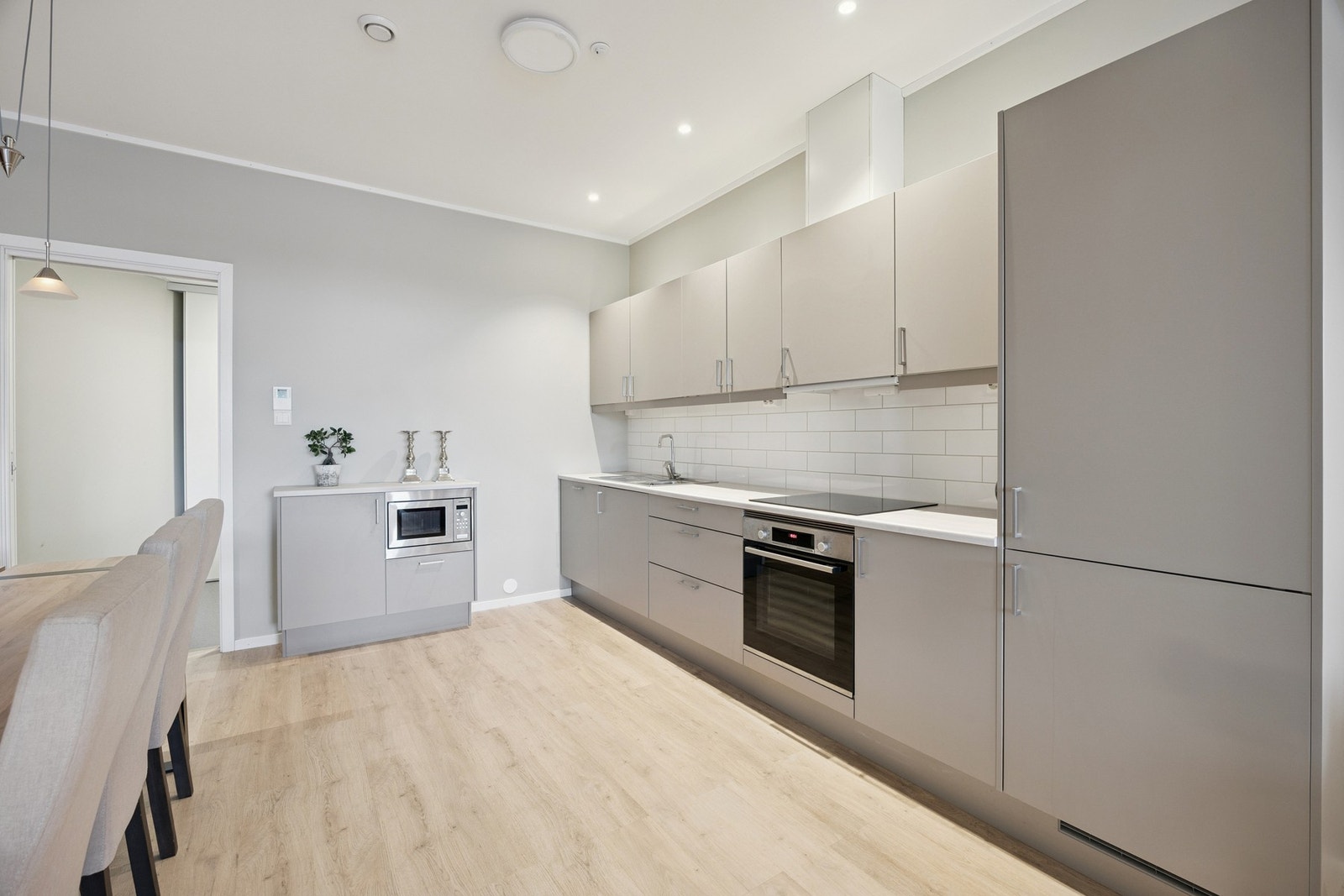 Kjøkkenet er utstyrt med integrert kjøl/fryseskap, oppvaskmaskin, platetopp, mikrobølgeovn og stekeovn Galleribilde