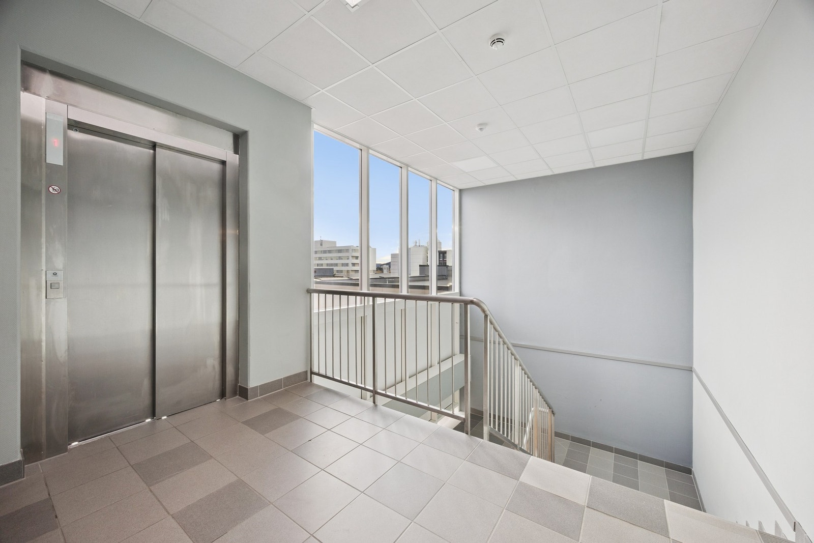 Det er heisadkomst og trapper til alle etasjer Galleribilde