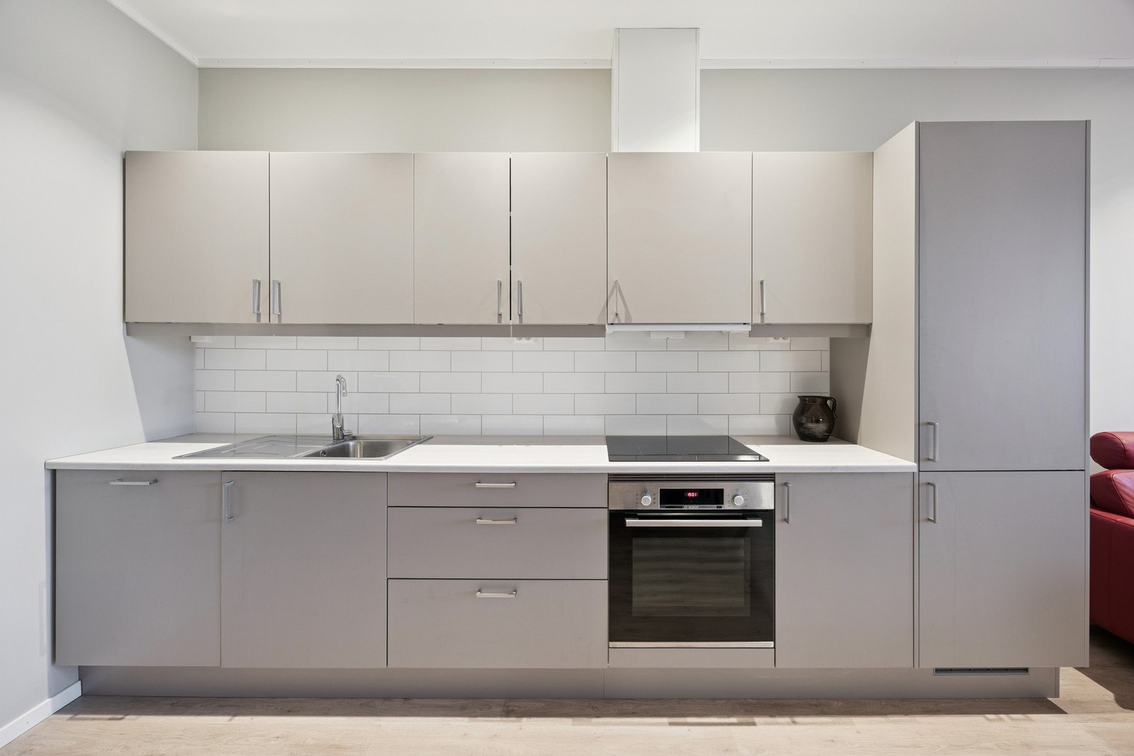 Kjøkkenet har innredning fra Sigdal med glatte fronter og benkeplate av laminat Galleribilde