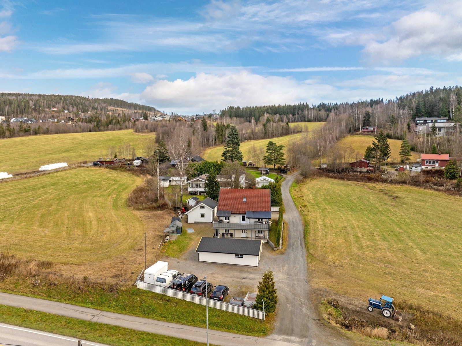 På eiendommen er det etablert et romslig bolighus, stor garasje med bilplasser og lagringsrom, drivhus og stor uthus over 2 etasjeplan. Galleribilde
