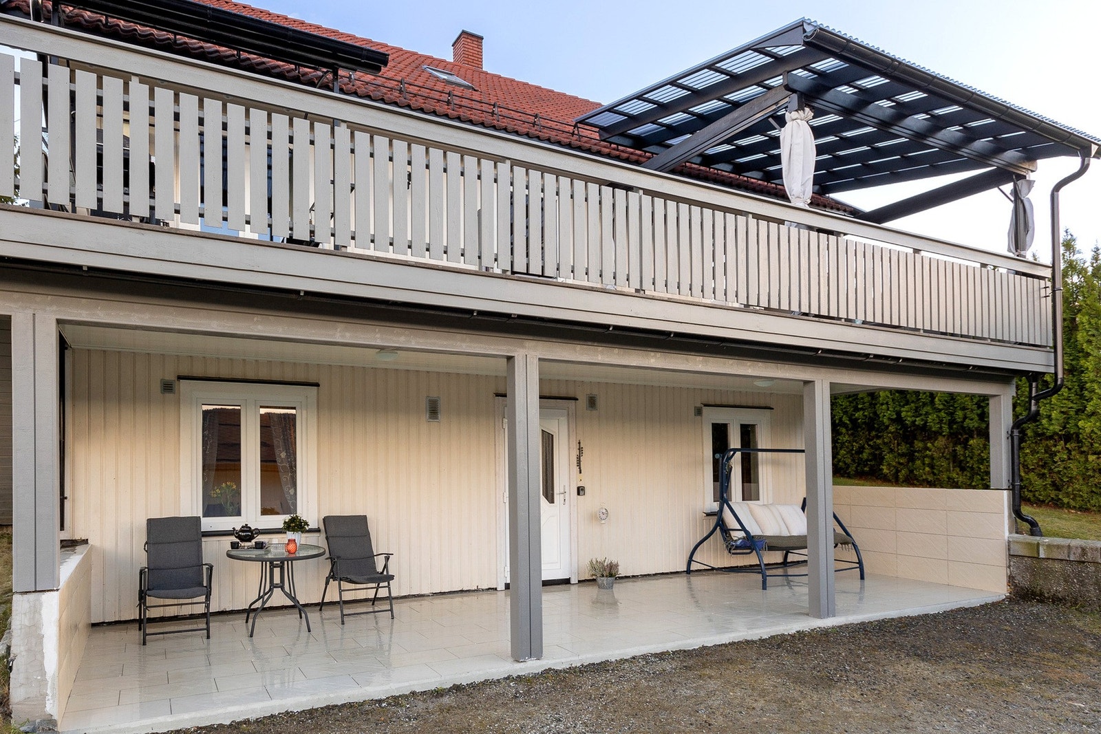 Inngang til sokkelleilighet som er godkjent som egen boenhet. Galleribilde