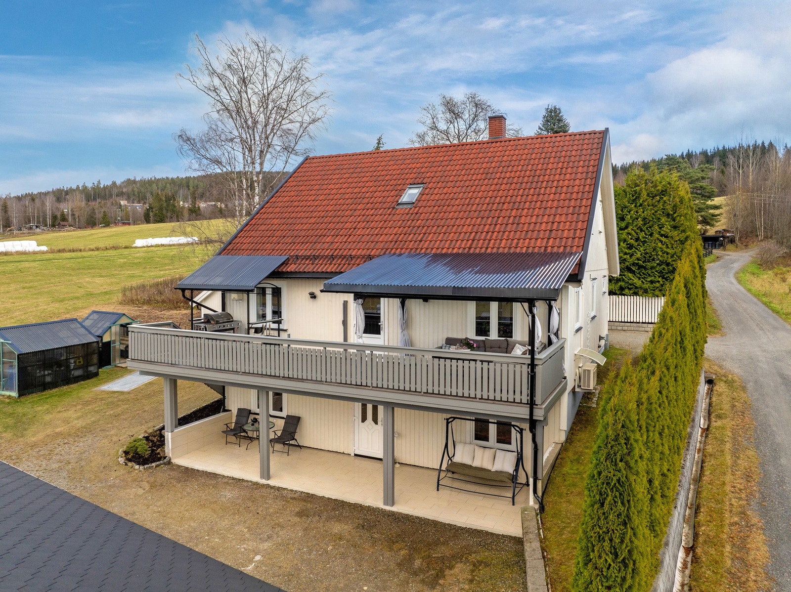 Bolig over 3 etasjeplan - hovedenhet i 1. og 2 . etasje - egen sokkelleilighet som egner seg godt for langtids eller korttidsutleie. Galleribilde