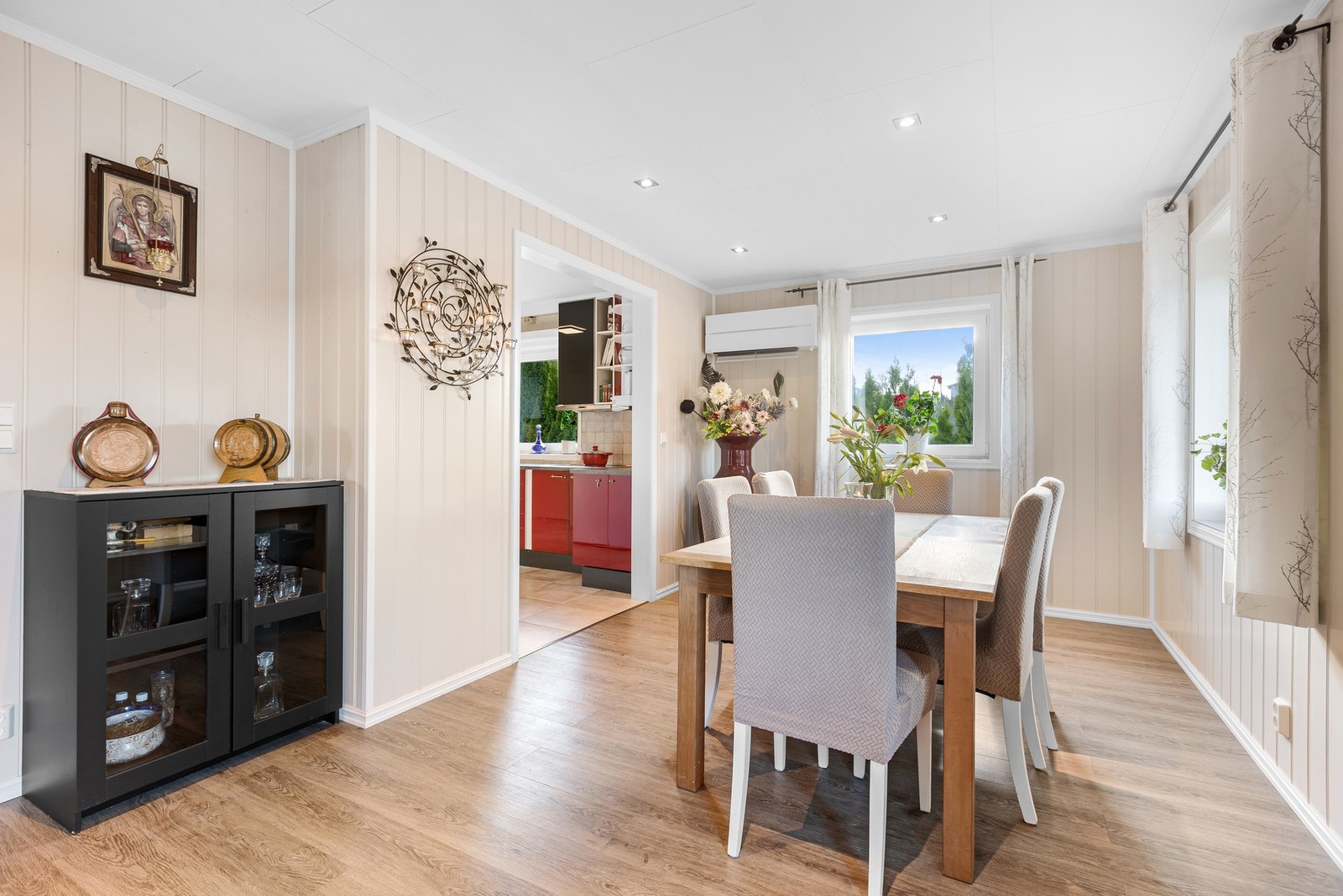 Fra spisestua er det dels åpent videre inn til kjøkken. Galleribilde