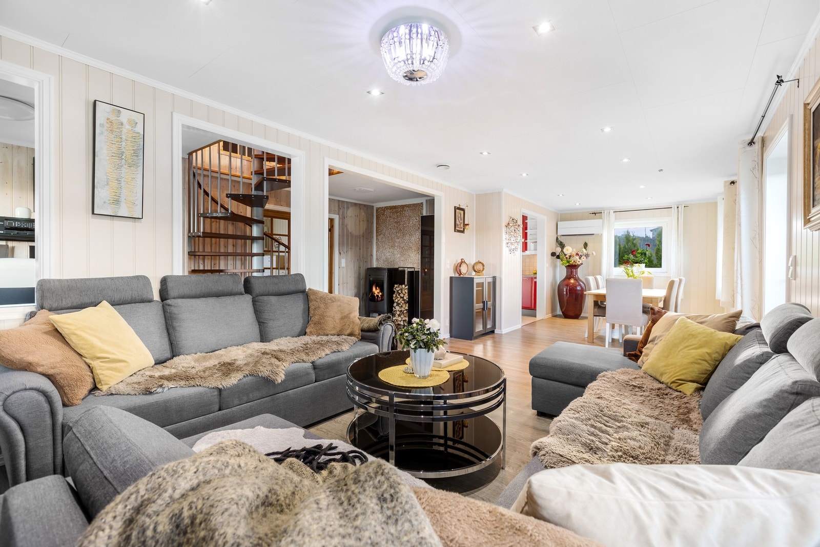 Stue og spisestue i åpen løsning. Lyse og god overflater - downlights i himling. Galleribilde