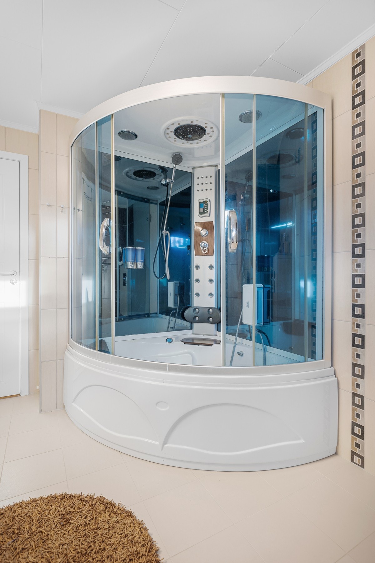 Stor dusjkabinett på bad i 1. etasje. Galleribilde