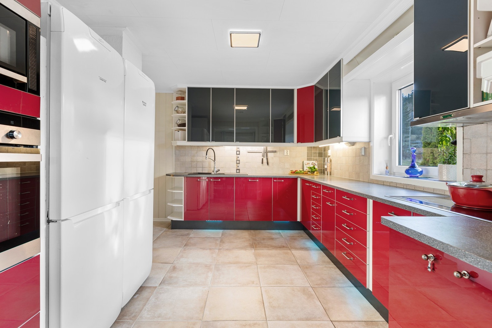 Romslig kjøkken med god benke- og skapplass. Galleribilde