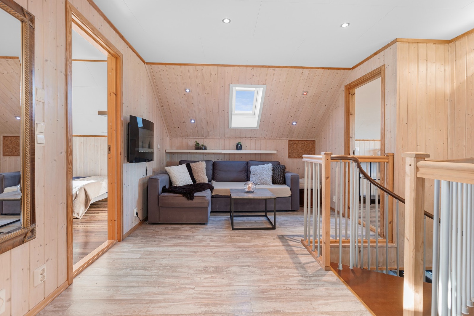 Trapperom/loftsstue med takvinduer. Galleribilde