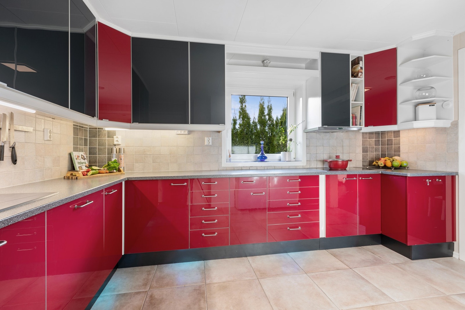 Mellom over og underskap er det etablert med fliser. Enkelte overskap med mørke fronter. Galleribilde