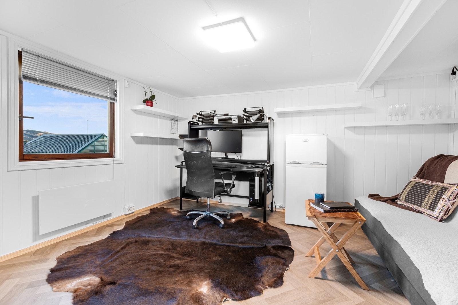 Innredet rom i boligens uthus. Rommet er ikke byggemeldt bygningsmyndighetene. Galleribilde