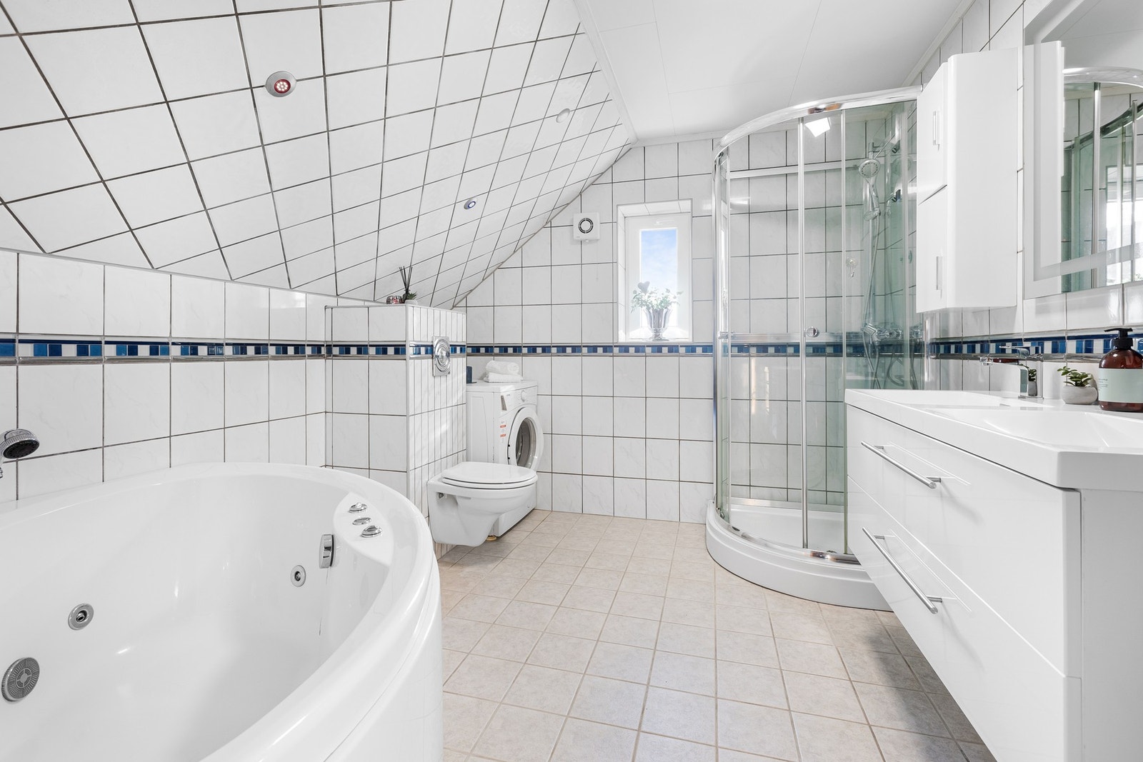 Flislagt og godt bad i 2. etasje - innredning med speil og belysning, dusjkabinett samt vegghengt wc. Det medfølger også badekar. Galleribilde