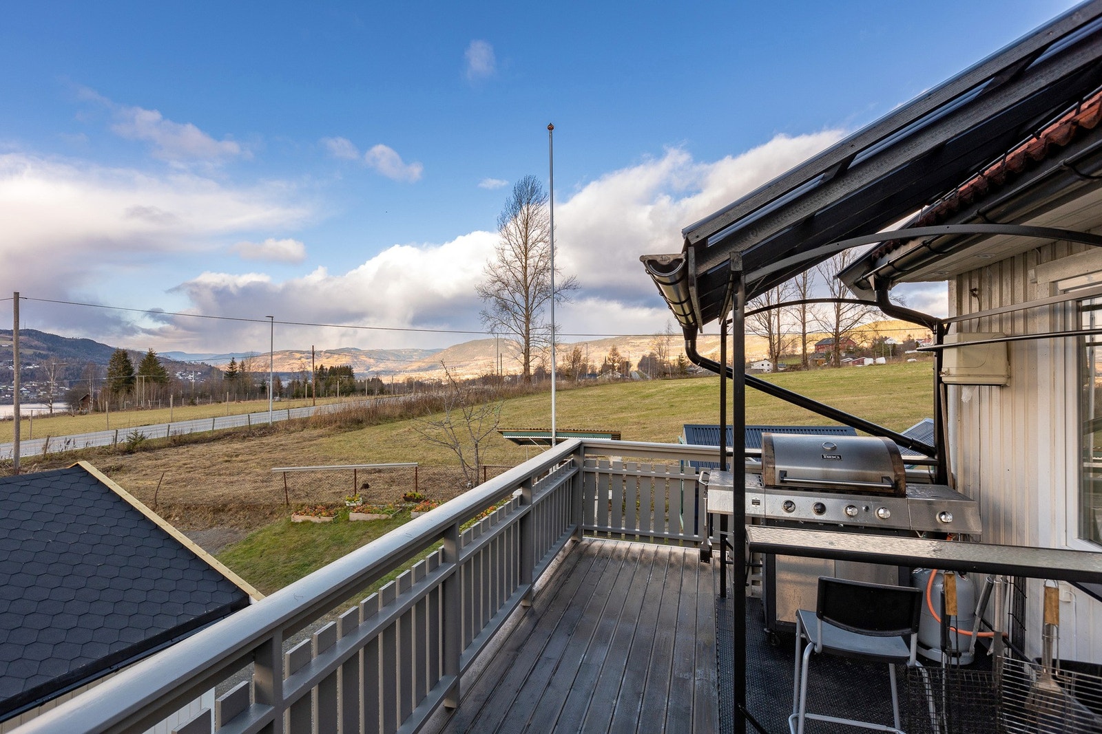 Fra verandaen er det flott utsikt i retning nordvest,- mot Lillehammer og Gausdalsskaret. Meget god solgang. Galleribilde