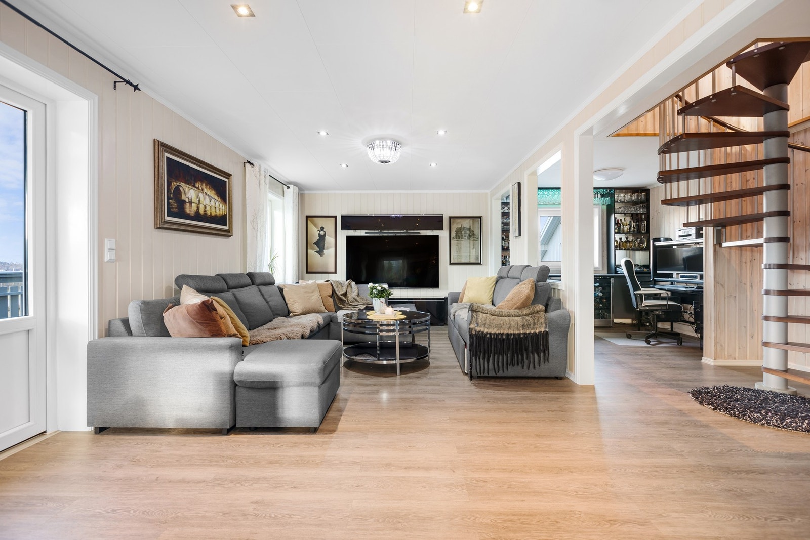 Stue med god møbleringsmuligheter. Trapp opp til 2. etasje. Galleribilde