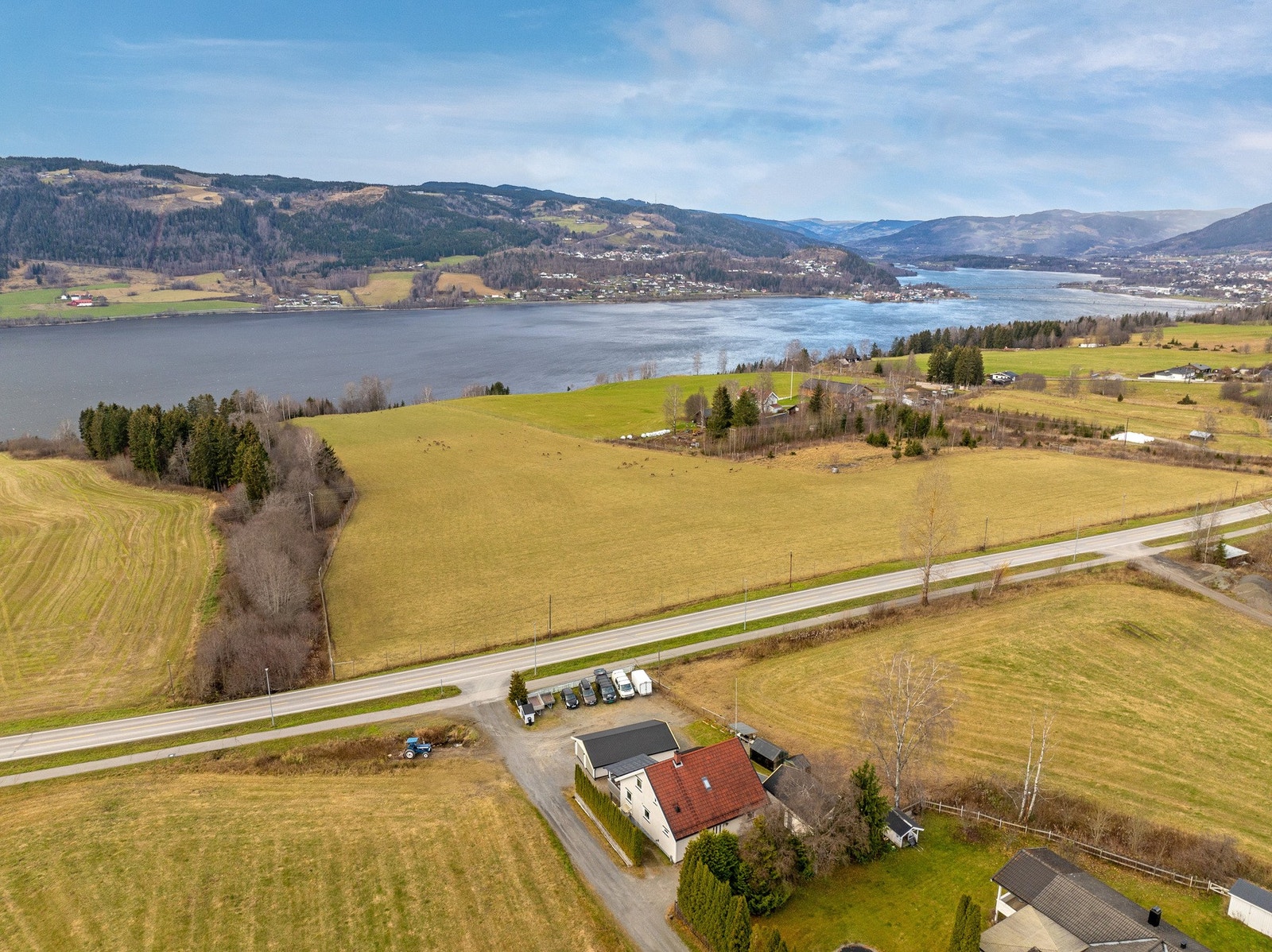 Området består i hovedsak av landbruksområder men har kort og gunstig avstand inn til sentrum av byen. Galleribilde