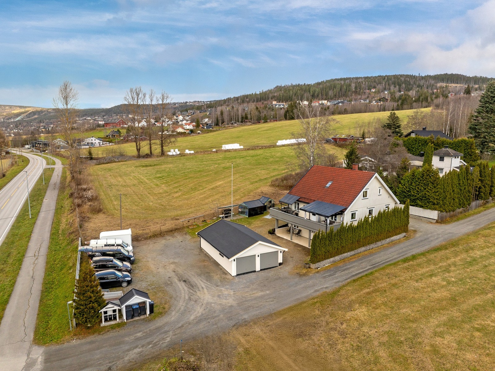 Eiendommen ligger langs Hamarvegen og har en trygg og enkel adkomst langs gangveg, retning nord mot Søre Ål barneskole og Åretta Ungdomsskole. Galleribilde